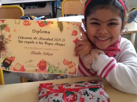 Natalia Salazar posando con su diploma