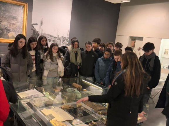 Los alumnos escuchan las palabras de la guía