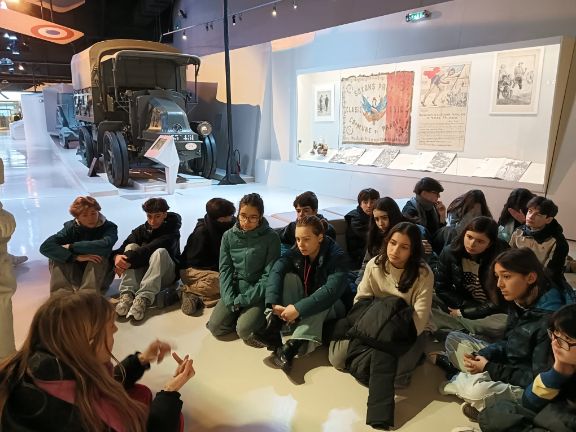 Los alumnos escuchan atentamente las explicaciones de la guía oficial