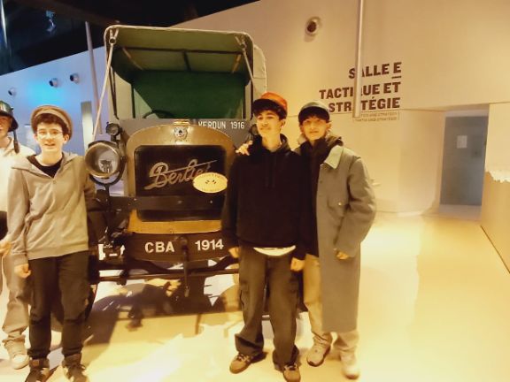 Algunos alumnos posando con elementos de la época