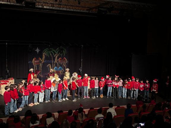 Una clase de Primaria posando con los Reyes Magos