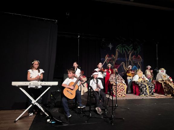 Unos chicos tocando música durante la fiesta