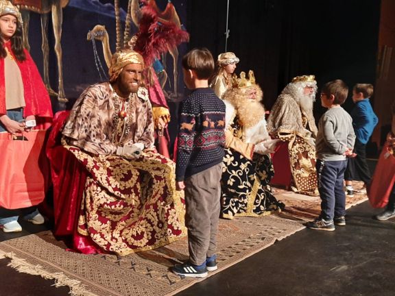 Los reyes Magos recibiendo a los alumnos