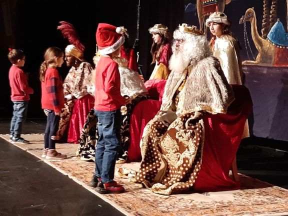 El rey Melchor atendiendo a un alumno