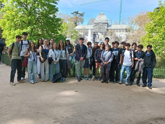 Los alumnos posando el parque del Retiro de Madrid