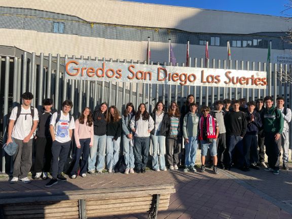 Los alumnos delante del IES Los Gredos