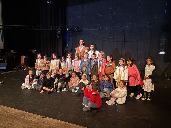 Los actores posando con los niños