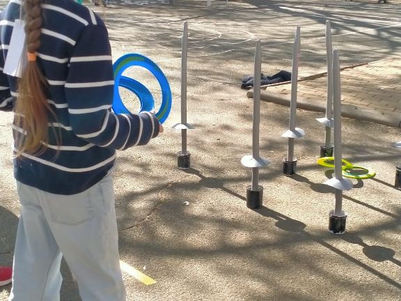 Una alumna participando en la yincana