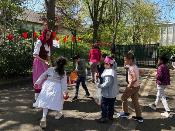 Nuestra Dulcinea ayudando a los niños