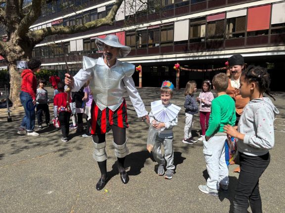 Nuestro Don Quijote en plena acción con unos niños