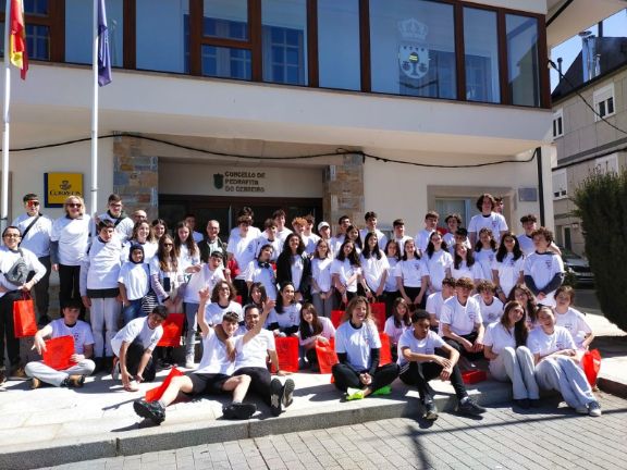 Los alumnos posando delante del colegio amigo