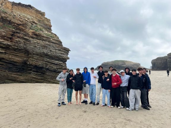 Grupo de alumnos en la playa