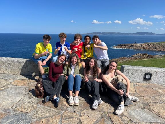 Alumnos posando frente al mar