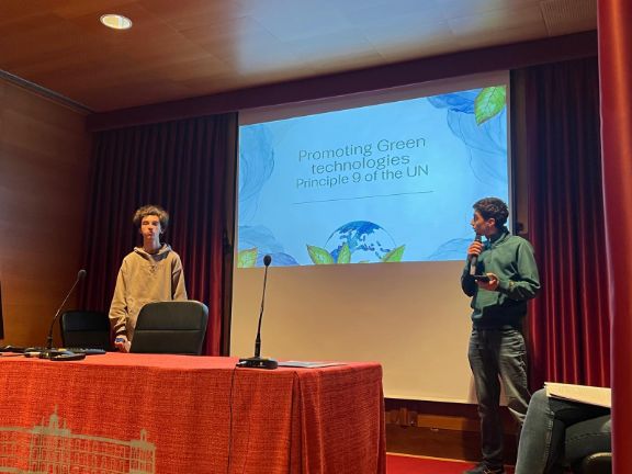 Dos de nuestros alumnos participando en la conferencia