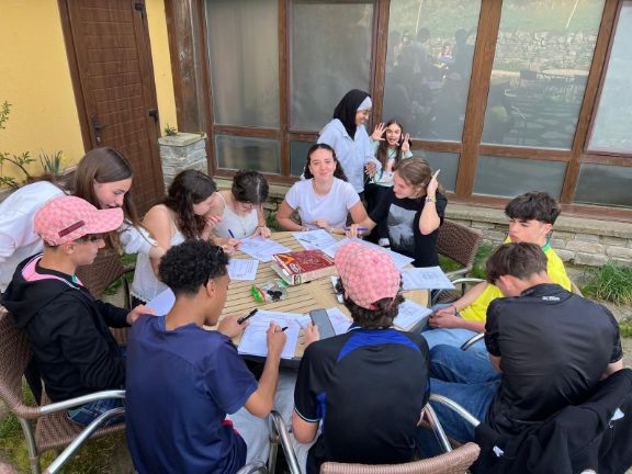 Un momento de convivencia de los alumnos en el hostal