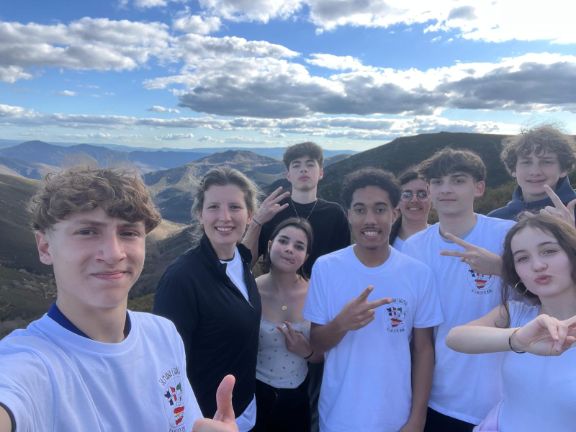 Un grupo de alumnos posando con la profesora Sara Fernández