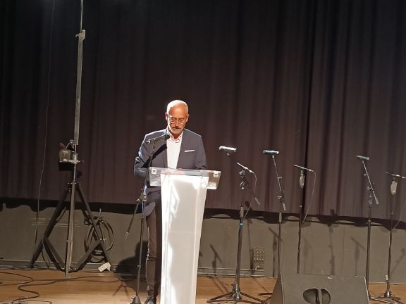 El proviseur del Lycée, M. Bonneville, durante su discurso