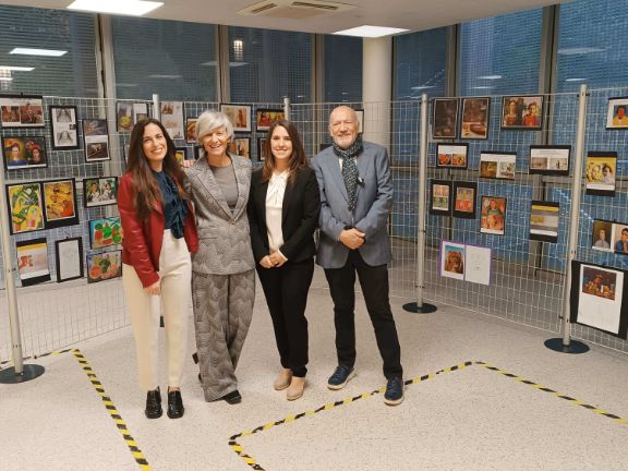 Los profesores de Primaria posando en la exposición