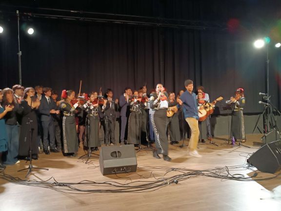 Los alumnos dde terminale tomando parte en el espectáculo de mariachis