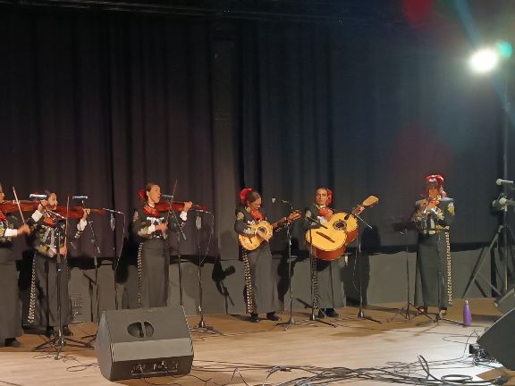 Un momento de la actuación del grupo de mariachis