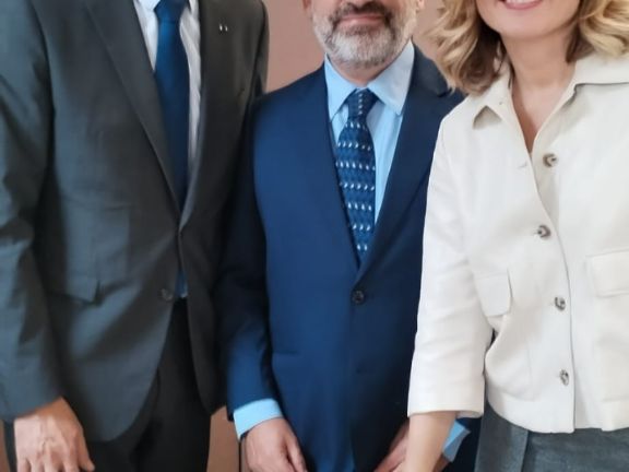 La ministra escribe en el libro de honor dle Lycee