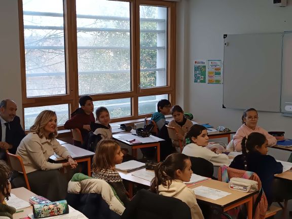 Otra foto de la ministra y el embajador en una de las clases