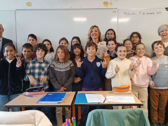 Foto de grupo de Pilar Alegría con los alumnos de 6ème