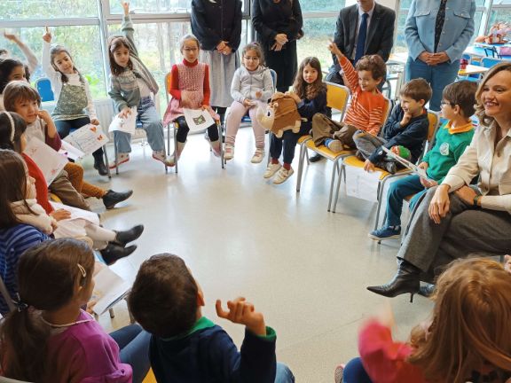 La ministra con los alumnos de CP