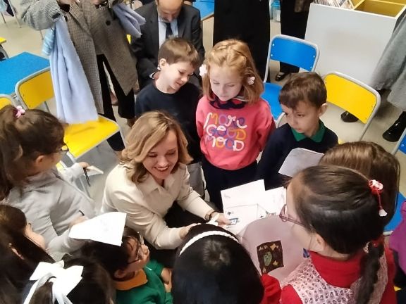 Los alumnos entregan ddibujos a la ministra