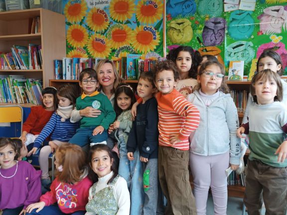 Todos los alumnos de CP posando con Pilar Alegría