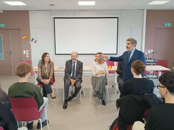 Nuetro director presenta la ministra a los alumnos de Terminale