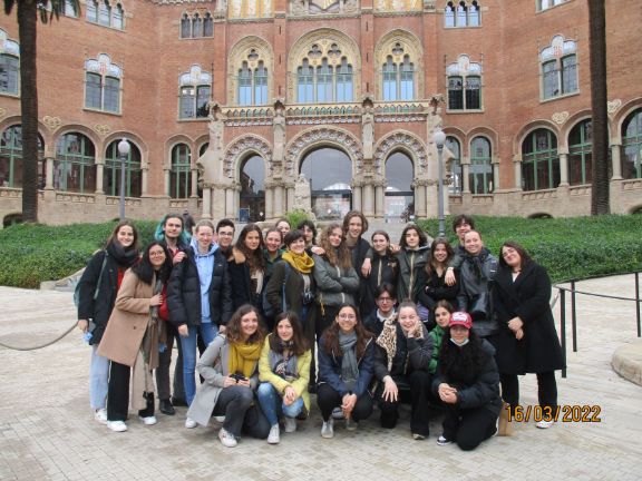 Nuestro alumnos ante el Hospital Sant Pau.
