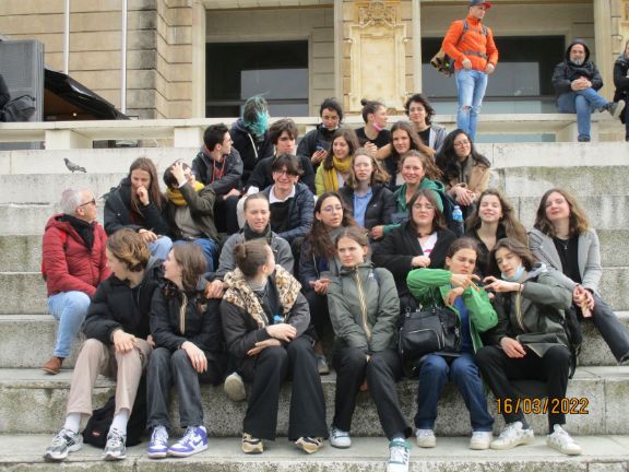 Nuestro alumnos ante el Hospital Sant Pau.