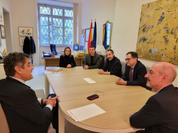 Reunión del Embajador con el Consejero de Educación y el equipo directivo del Liceo.