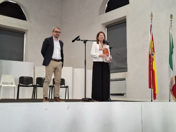 Director del centro y Consejera de Educación