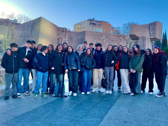 Alumnos en la Plaza de Colón de Madrid
