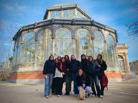 Alumnas ante el Palacio de Cristal