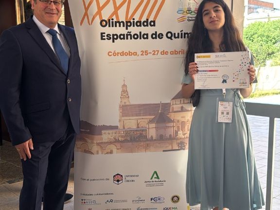 Massylia junto a su profesor, Oscar Castell.