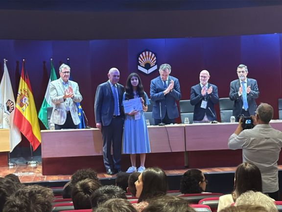 Massylia Sadni recogiendo su diploma de participación.