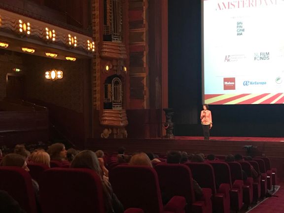 Presentación del festival de cine por parte de la asesora de educación