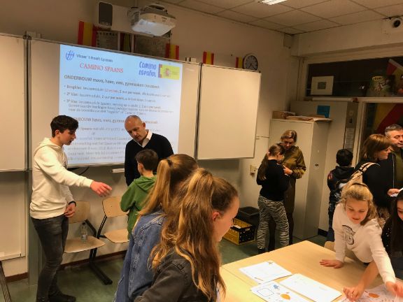 Dylan informando en el Open dag