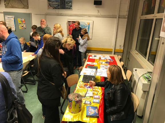 Profesora informando en el Open dag