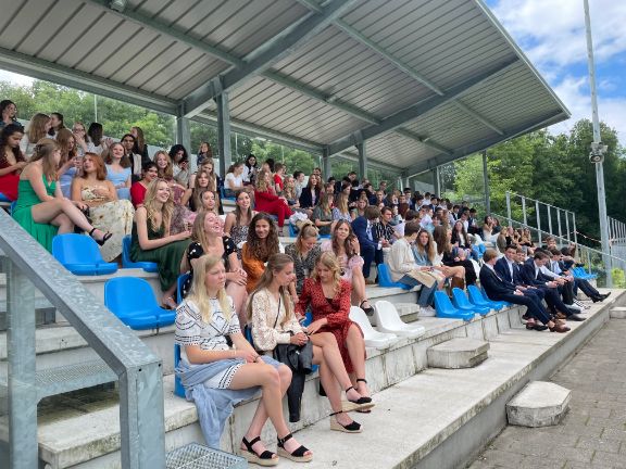 Alumnos en las gradas