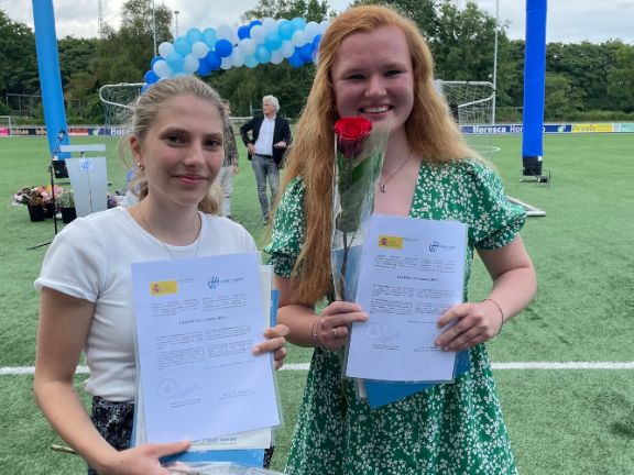 Alumnas con diploma