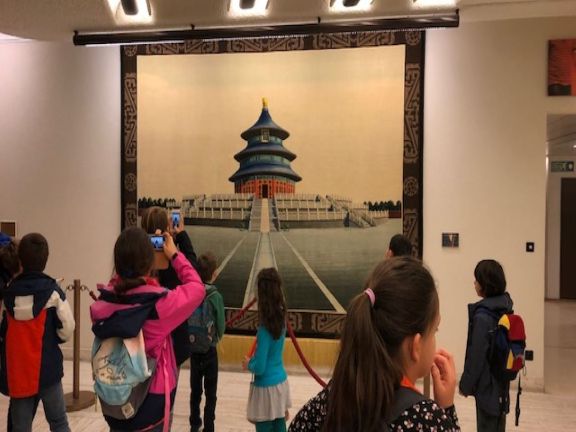 Foto de los alumnos en el Palacio de Naciones de la ONU
