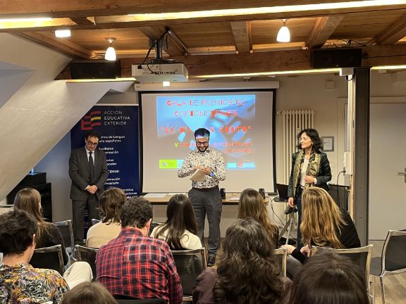 El segundo premio recayó en École MOSER de Ginebra, formado por Audrey Michaud, Melvyn Vazquez, Beatrice Bassan, Anna Panizza y Sofia Addeo y su profe