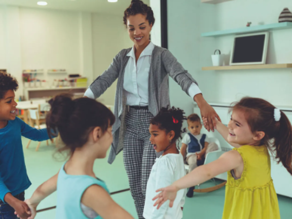 Niños jugando con profesora