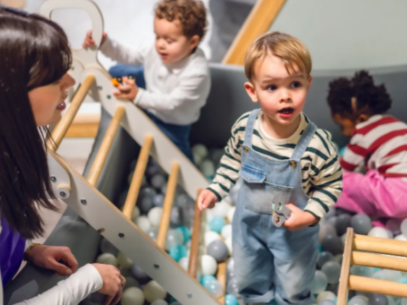 Niños pequeños jugando