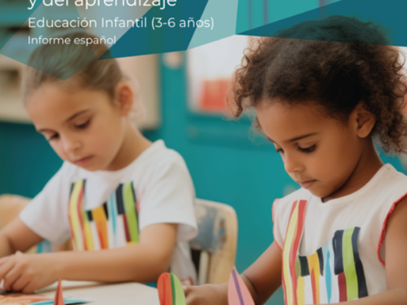 Niños pintando en una clase de educación infantil 