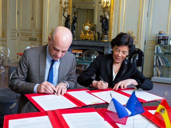 Firma de la declaración conjunta del ministro de Educación Nacional y de la Juventud de Francia, Jean-Michel Blanquer, y de su homóloga española, Isabel Celaá